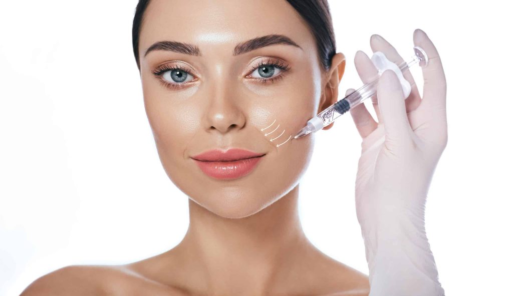 تزریق فیلر به گونه برای زیبایی بیشتر